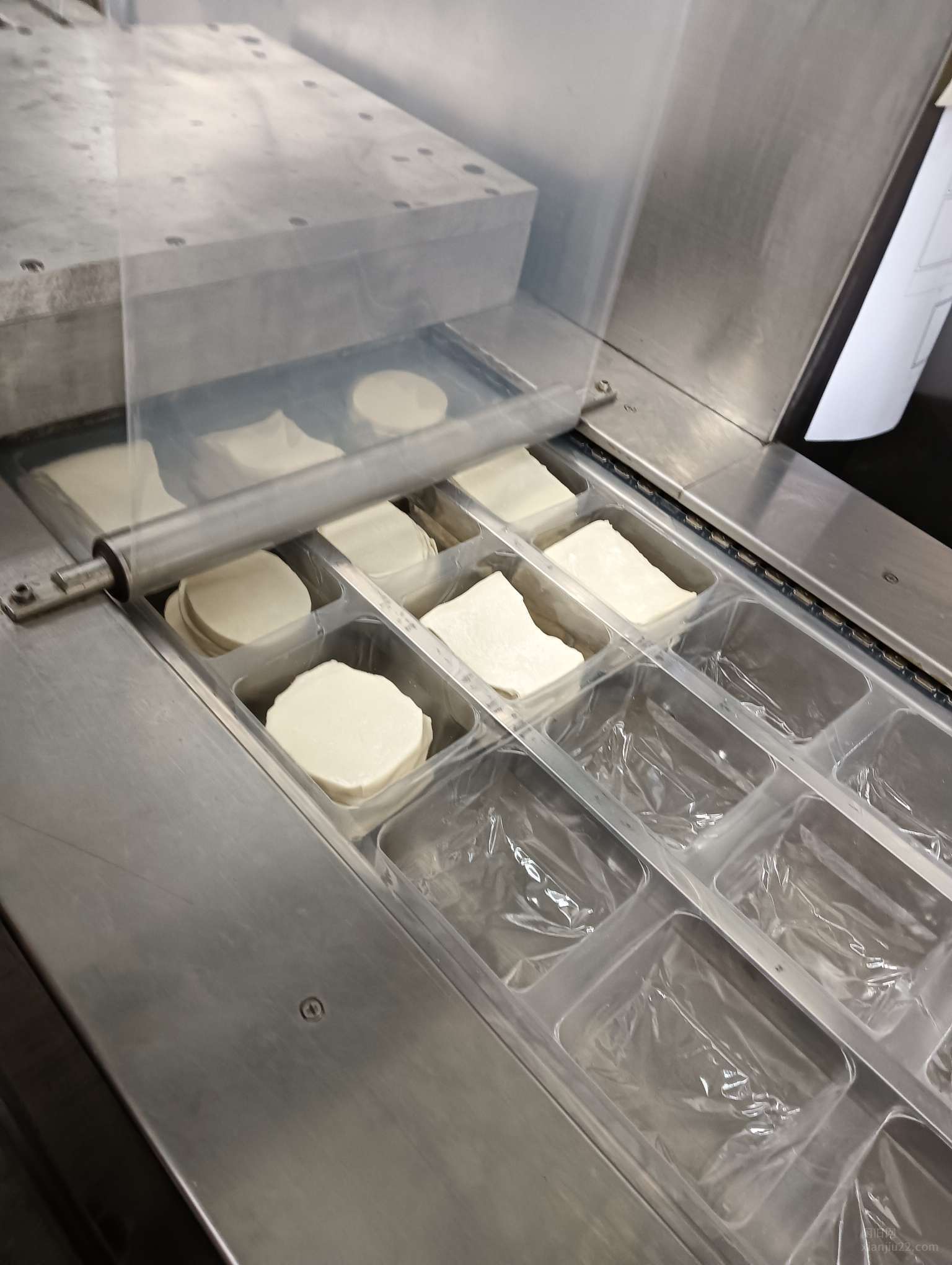 出售饺子皮二手拉伸膜真空包装机,赠送模具一套